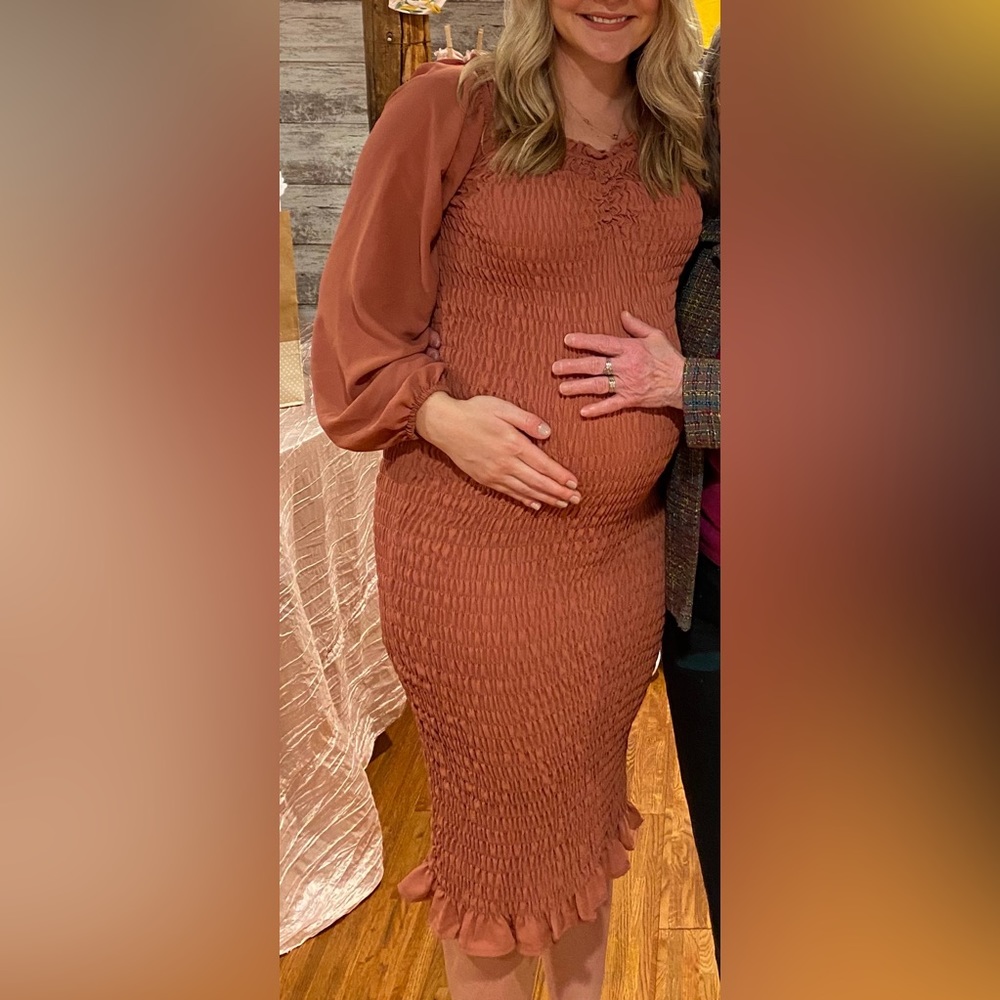 NWT, Boohoo MATERNITY LONG SLEEVE SHIRRED MIDI DRESS. Size 8.